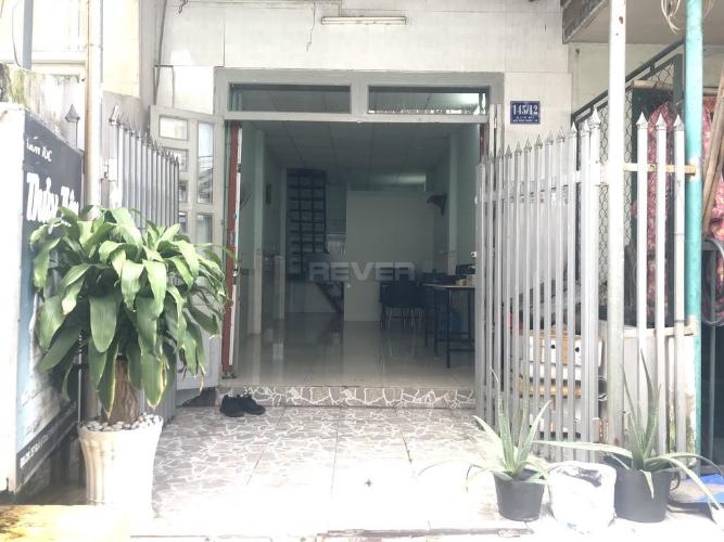 Sân trước nhà phố Quốc lộ 13, Thủ Đức Nhà phố hẻm Quốc lộ 13 hướng Đông Nam, sổ hồng riêng.