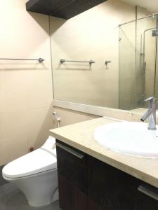 Phòng tắm Sky Garden 3 Căn hộ Sky Graden 3 cửa chính hướng Bắc, nội thất đầy đủ tiện nghi.