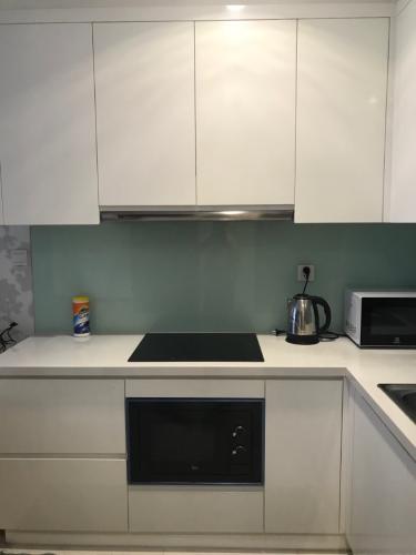Nhà bếp Bán căn hộ 1 phòng ngủ Vinhomes Central Park, diện tích 50.5m2, thiết kế sang trọng, nội thất đầy đủ.