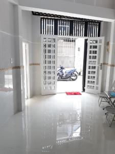 Phòng khách nhà phố quận Phú Nhuận Bán nhà phố hẻm đường Thích Quảng Đức, quận Phú Nhuận, diện tích đất 26m2, diện tích sàn 113m2, kết cầu 3 tầng (4 phòng ngủ, 4 toilet), sổ hồng chính chủ.
