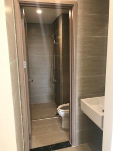 Toilet Vinhomes Grand Park Quận 9 Căn hộ Vinhomes Grand Park hướng nội khu, tầng trung thoáng mát.