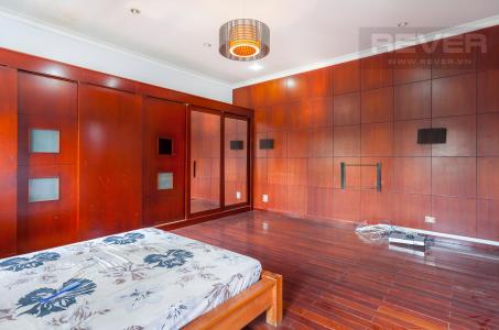 Phòng ngủ chính lót sàn gỗ Villa sân vườn hướng Tây Đại học Bách Khoa