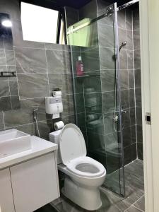 PHÒNG TẮM căn hộ Feliz En Vista Căn hộ Feliz En Vista đầy đủ nội thất tinh tế, dọn vào ở ngay.