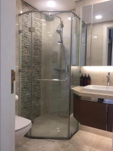 Toilet căn hộ Vinhomes Golden River Cho thuê căn hộ Vinhomes Golden River 1PN, diện tích 46m2, đầy đủ nội thất, hướng ban công Tây Nam