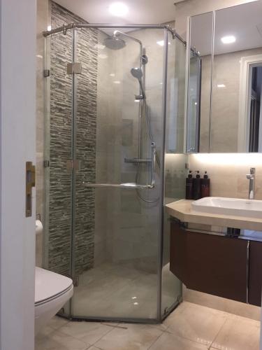 Toilet căn hộ Vinhomes Golden River Cho thuê căn hộ Vinhomes Golden River 1PN, diện tích 46m2, đầy đủ nội thất, hướng ban công Tây Nam