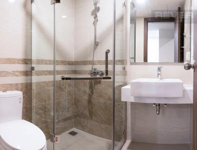 Phòng Tắm Bán hoặc cho thuê căn hộ Saigon Royal 1PN, tháp A, đầy đủ nội thất, diện tích 53m2