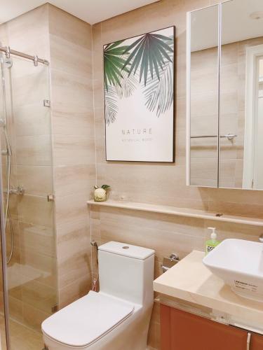toilet Căn hộ Vinhomes Golden River tầng cao, view  lộng gió.