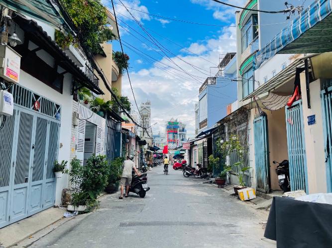 Hẻm nhà phố Tân Phú Nhà phố hướng Tây Nam diện tích đất 4m x16m, hiện nhà còn mới. 