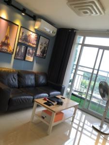 Phòng khách căn hộ Happy City Căn hộ Happy City đầy đủ nội thất view thành phố thoáng mát.