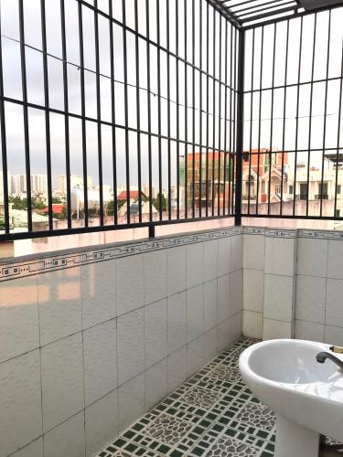 Bên trong nhà phố Tân Hòa Đông, Bình Tân Nhà phố hướng Nam hẻm xe hơi 6m, diện tích sử dụng 178.3m2.