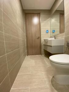 Phòng tắm căn hộ Vinhomes Grand Park Căn hộ Vinhomes Grand Park tầng 21 ban công thoáng gió.