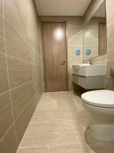 Phòng tắm căn hộ Vinhomes Grand Park Căn hộ Vinhomes Grand Park tầng 21 ban công thoáng gió.