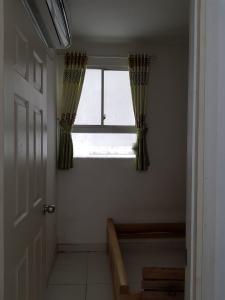 Phòng ngủ căn hộ Lotus Apartment Căn hộ Lotus Apartment cửa hướng Tây, ban công hướng Nam đón gió.