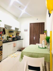 Bên trong căn hộ Topaz Elite Căn hộ Topaz Elite hướng Tây Bắc, view thành phố.