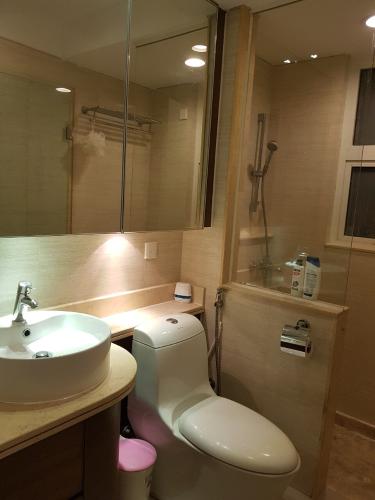 Toilet Saigon Pearl Quận Bình Thạnh Căn hộ Saigon Pearl tầng cao đón view thành phố sầm uất.