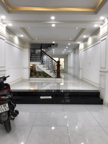 Phòng khách nhà phố Nguyễn Bỉnh Khiêm, Gò Vấp Nhà phố mặt tiền Gò Vấp, thích hợp kinh doanh, mở văn phòng.