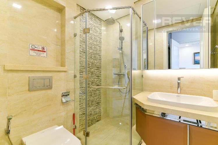 Toilet căn hộ Vinhomes Golden River Bán hoặc cho thuê officetel Vinhomes Golden River 2PN, diện tích 68m2, đầy đủ nội thất, hướng ban công Tây Nam