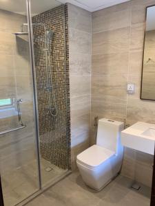 Toilet One Verandah  Căn hộ tầng 17 One Verandah, view thành phố và sông.