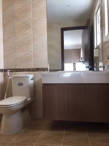 wc căn hộ  3 phòng ngủ sunrise city north x2 Căn hộ tầng cao Sunrise City ban công hướng Tây Bắc.