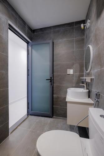 Nhà vệ sinh Saigon South Residence Căn hộ Saigon South Residence tầng trung, thiết kế hiện đại.