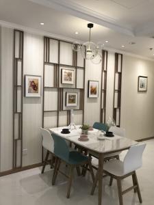 Phòng ăn căn hộ Vinhomes Central Park Cho thuê căn hộ Vinhomes Central Park 3PN, tầng cao, diện tích 100m2, đầy đủ nội thất