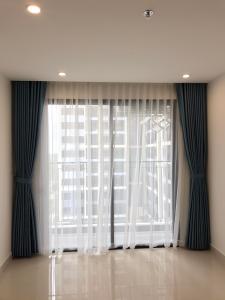 Phòng khách căn hộ Vinhomes Grand Park Căn hộ Vinhomes Grand Park tầng 6, ban công hướng Đông Nam thoáng mát.