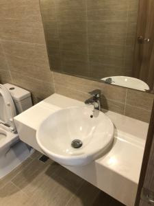 Toilet Vinhomes Grand Park Quận 9 Căn hộ Vinhomes Grand Park tầng thấp, view nội khu yên tĩnh.