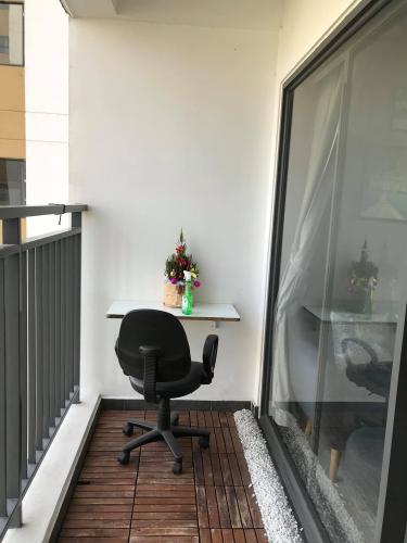 ban công  căn hộ Thủ Thiêm Garden Quận 9 Căn hộ Thủ Thiêm Garden tầng 10 đón view sông mát mẻ, đầy đủ nội thất.