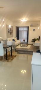 Bên trong căn hộ Sky Garden 1, Phú Mỹ Hưng Căn hộ Sky Garden tầng trung, đón view thành phố lung linh.