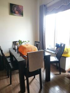 Phòng ăn chung cư Bưu Điện Quận 10 Căn hộ chung cư Bưu điện trung tâm quận 10, ban công cây xanh.