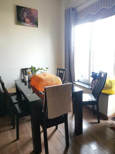 Phòng ăn chung cư Bưu Điện Quận 10 Căn hộ chung cư Bưu điện trung tâm quận 10, ban công cây xanh.