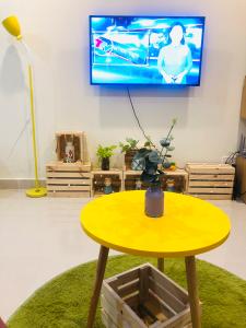 Bên trong căn hộ Topaz Elite Căn hộ Topaz Elite hướng Tây Bắc, view thành phố.