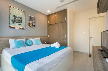 Phòng ngủ Vinhomes Golden River Quận 1 Căn hộ Vinhomes Golden River đầy đủ nội thất, hướng Đông Bắc.