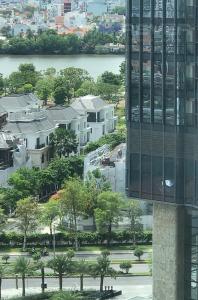 VIEW Bán căn hộ Vinhomes Central Park tầng thấp, tháp Landmark 5, đầy đủ nội thất, view hồ bơi và mé sông