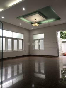 Bên trong nhà phố Nhà phố hướng Đông 2 mặt hẻm xe hơi, diện tích sử dụng 376m2.