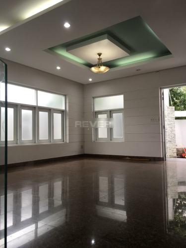 Bên trong nhà phố Nhà phố hướng Đông 2 mặt hẻm xe hơi, diện tích sử dụng 376m2.