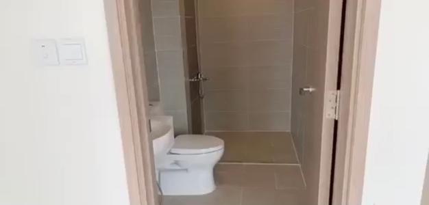 nhà tắm căn hộ Vinhomes Grand Park Căn hộ Vinhomes Grand Park tầng cao, ban công đón view sông thoáng.