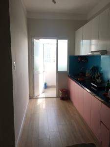 Phòng bếp căn hộ Belleza Apartment, Quận 7 Căn hộ Belleza Apartment tầng 10 bàn giao đầy đủ nội thất.