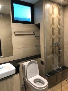 toilet Feliz en Vista Bán căn hộ nội thất cơ bản tháp Cruz dự án Feliz en Vista