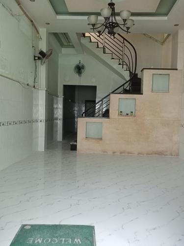 Phòng khách nhà phố Quận 5 Nhà phố đường Phạm Hữu Chí diện tích 45.2m2, sổ hồng pháp lý đầy đủ.