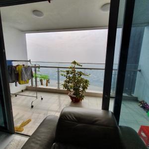 Ban công căn hộ Vinhomes Central Park Bán căn hộ tầng cao Vinhomes Central Park, 4 phòng ngủ, diện tích 155m2, đầy đủ nội thất, ban công hướng Đông Nam 