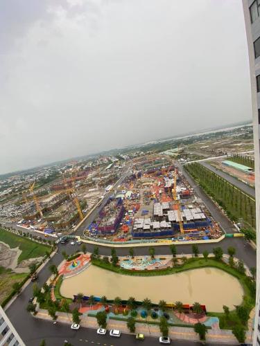 View Vinhomes Grand Park Quận 9 Căn hộ Vinhomes Grand Park tầng trung, bàn gia nội thất cơ bản.