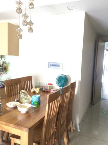 Phòng bếp Oriental Plaza, Tân Phú Căn hộ Oriental Plaza nội thất cơ bản, ban công hướng Đông Nam.