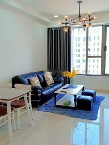 Căn hộ Sunrise City View tầng trung, ban công hướng Nam.