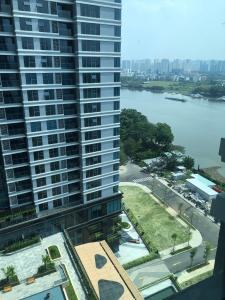 Ban công căn hộ Sunwah Pearl , Quận Bình Thạnh Căn hộ Sunwah Pearl tầng 9 cửa hướng Đông Bắc, view sông cực thoáng.