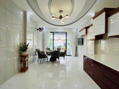 Phòng sinh hoạt chung Nhà phố Q.Gò Vấp hướng Bắc bàn giao đầy đủ nội thất, có sổ hồng riêng.