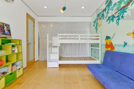 Phòng ngủ cho trẻ nhỏ ở tầng lầu Villa 2 tầng có sân vườn hướng Đông Bắc Hưng Thái 2