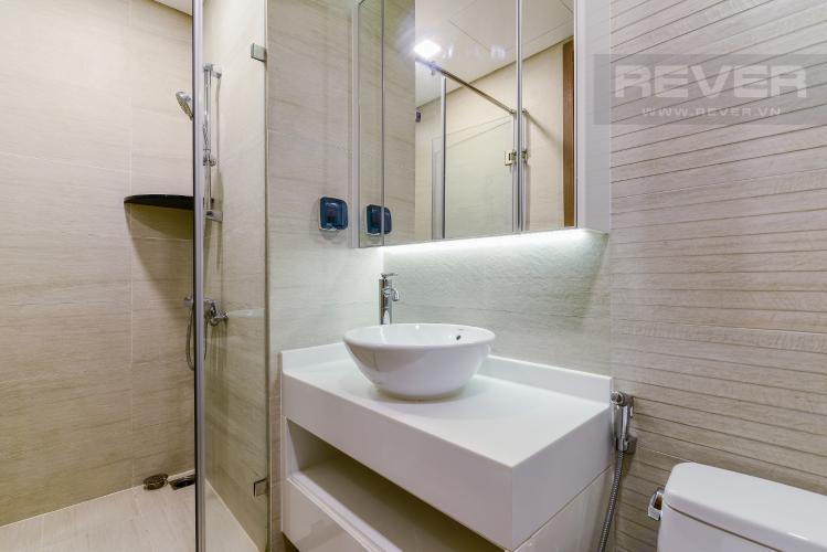 Phong tam ngoai Bán căn hộ Vinhomes Central Park 2PN, diện tích 72m2, đầy đủ nội thất, view sông và công viên