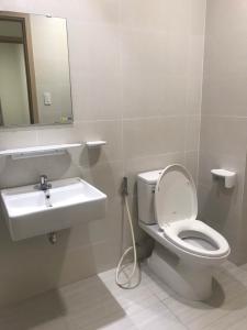 Toilet căn hộ JAMILA KHANG ĐIỀN Bán căn hộ Jamila Khang Điền 2PN, tầng 24, nội thất cơ bản, ban công Đông Nam