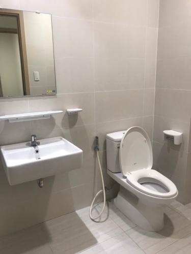 Toilet căn hộ JAMILA KHANG ĐIỀN Bán căn hộ Jamila Khang Điền 2PN, tầng 24, nội thất cơ bản, ban công Đông Nam